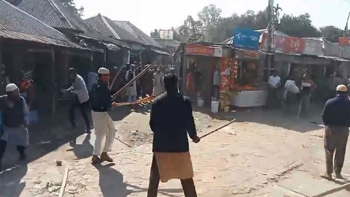 ত্রয়োদশ জাতীয় সংসদ নির্বাচনের প্রচারের সময় পটুয়াখালীর বাউফল উপজেলায় বিএনপি ও জামায়াত প্রার্থীর কর্মী-সমর্থকদের মধ্যে দফায় দফায় সংঘর্ষে অর্ধশত আহত হয়েছেন। ৮ ফেব্রুয়ারি রোববার, দুপুর সাড়ে ১২টার দিকে উপজেলার চন্দ্রদ্বীপ ইউনিয়নের চরমিয়াজান এলাকার ভাণ্ডারিয়া বাজারে এবং উপজেলা স্বাস্থ্য কমপ্লেক্স এলাকায় এ সংঘর্ষের ঘটনা ঘটে বলে বাউফল উপজেলা নির্বাহী কর্মকর্তা (ইউএনও) সালেহ আহমেদ নিশ্চিত করেছেন।পরে পুলিশ গিয়ে পরিস্থিতি নিয়ন্ত্রণে আনে। তবে চরমিয়াজান এলাকায় থমথমে পরিস্থিতি বিরাজ করছে।