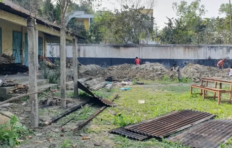 ছাত্রদল নেতার হাত থেকে রেহাই পেল না ছাত্রবাসের টিন