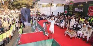 নেত্রকোনা দূর্গাপুর কলেজে পরীক্ষা চলছে, মেইন গেইট বন্ধ। এই মূহুর্তে মেইন গেট ভেঙে জামায়াতের নেতাকর্মীরা ঢুকে গেছে কলেজে সমাবেশ করতে। আতংকে কলেজের মেয়েরা পালিয়ে যাচ্ছে