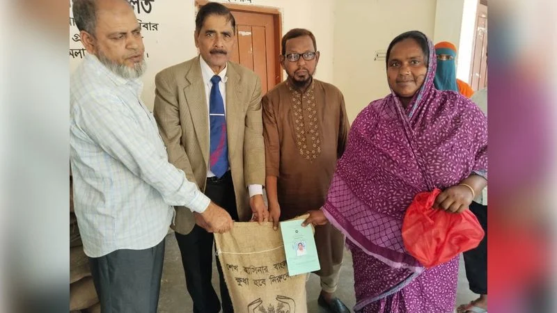 শেখ হাসিনা প্রতিশ্রুত দুই বছরের খাদ্য মজুদের প্রমাণ মিলেছে বোয়ালমারীতে